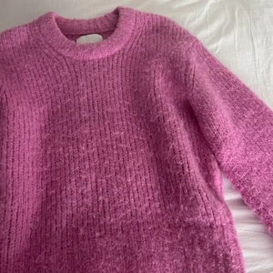 Samsoe samsoe tröja storlek S - Jätte fin rosa samsoe samsoe tröja som tyvärr inte kommer till användning. Nyskick då jag aldrig använt den och är inprinsip helt ny! Storlek S men passar även XS. Kan mötas upp, skriv privat för fler bilder.