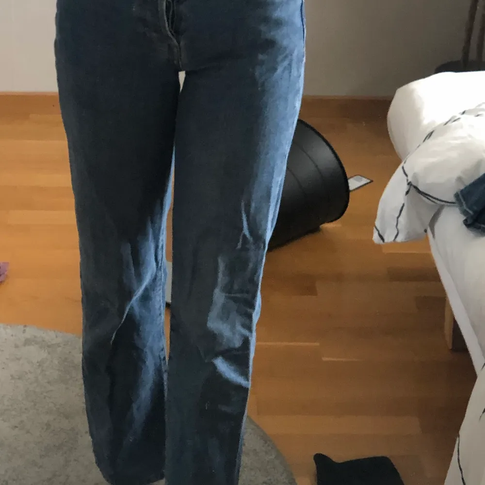 Dethär är ett par fina jeans i en bra passform, för mig som är 174 sitter de bra i benen (nästan för korta)❤️ hör gärna av dig vid frågor elelr fler bilder! Jag vet tyvärr ingen storlek men skulle gissa på 24 och längd 34. Ja Frakten är inkluderat i priset. Jeans & Byxor.