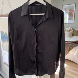 Skjorta - Säljer en skjorta med en slit i vardera ärm. Fint skick! 