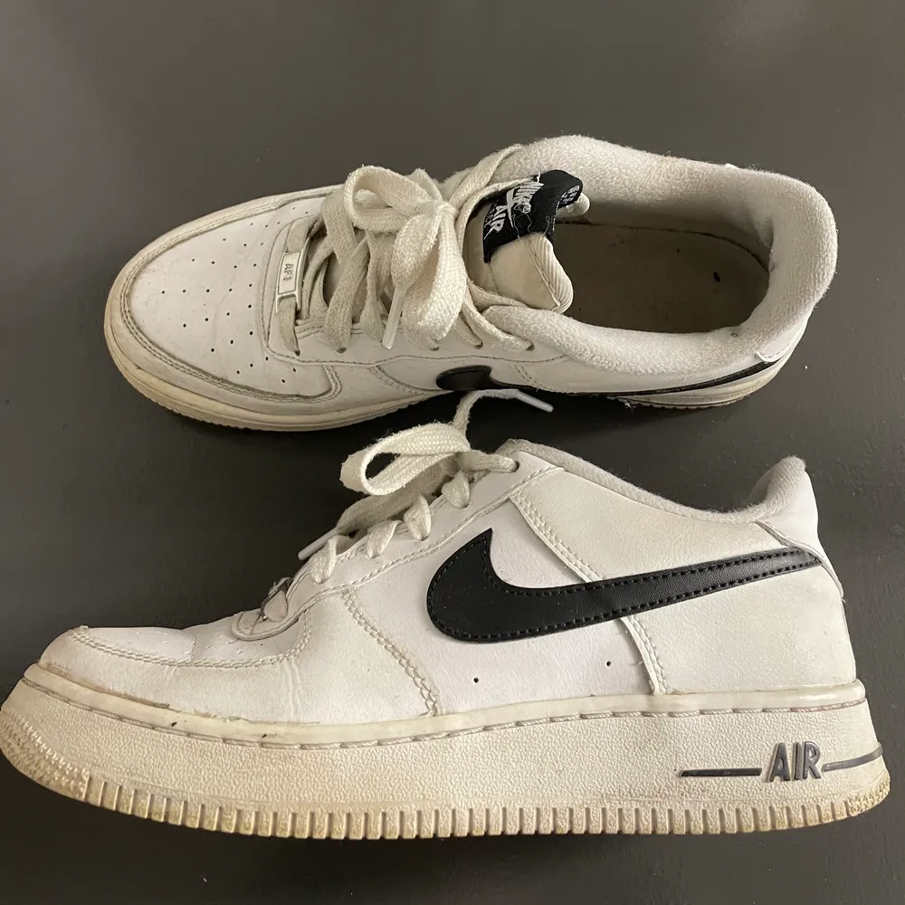 Säljer mina Nike air force 1. Köptes för 999 men säljer för 400kr + frakt. Inga större skador förutom ett litet hål vid hälen på en av skorna, skickar bilder vid intresse. Annars fräsha.. Skor.
