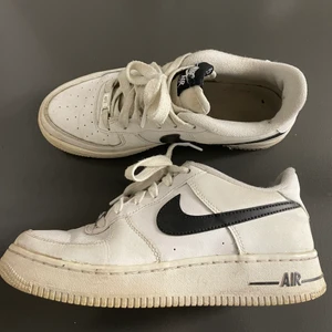 Nike air force 1 - Säljer mina Nike air force 1. Köptes för 999 men säljer för 400kr + frakt. Inga större skador förutom ett litet hål vid hälen på en av skorna, skickar bilder vid intresse. Annars fräsha.