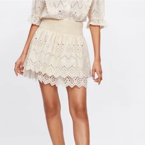 ZARA Kjol - Superfin beige kjol från Zara i storlek S