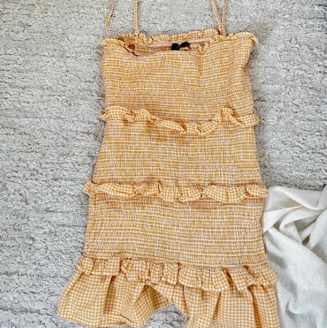 gul bershka klänning  - 91