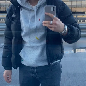 Hoodie - Hoodie från HM, men har målat lite på den, storlek M oversized. 