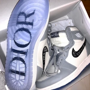 Jordans - Säljer dessa sjukt snygga skorna pågrund av att jag aldrig använder dem längre, säljer för 700kr eftersom dem ej är äkta o är köpa här på Plick. Box ingår. Först till kvarn 🤎