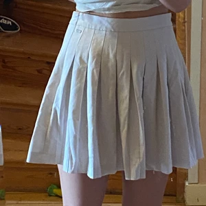 tenniskjol från pull&bear strl M - Tenniskjol från Pull&Bear strl M (mer som en S enligt mig) 62% polyester 33% viskos 5% elastan mycket fint skick, finns inget att anmärka på. endast använd max 3 gånger 100 kr, skriv vid intresse 