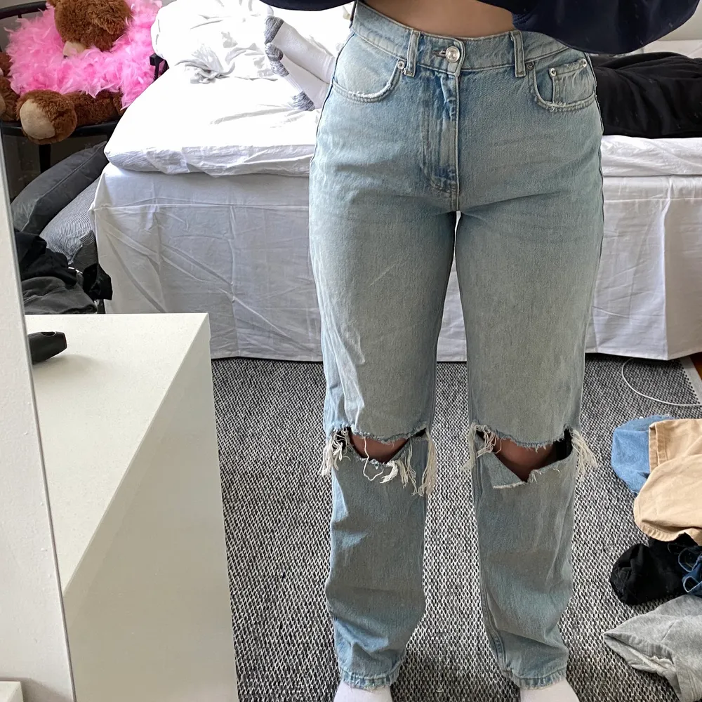 Säljer mina 90s jeans då dom inte kommer till användning längre😊 Jag är 163 cm och jeansen är strl 36. Jeans & Byxor.