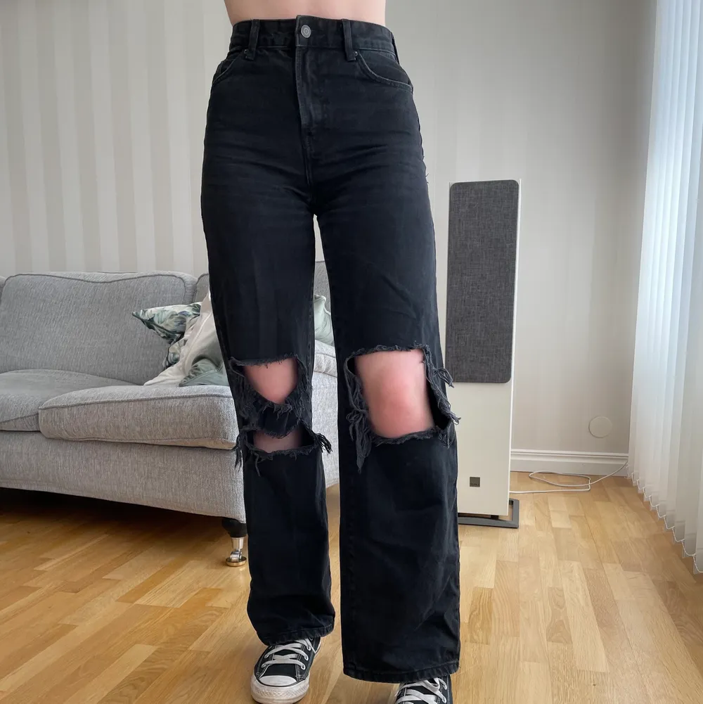 Svarta raka/vida jeans med hög midja och revor från Bershka. Storlek 34 och lite små på mig som vanligtvis har 36 och är 170 cm. Väl använda men i bra skick. Vid fler frågor eller bilder, skriv i dm💗. Jeans & Byxor.
