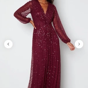 Vinröd glittrig balklänning - Säljer denna superfina glittriga vinröda klänningen från bubbleroom Inköpt nu nyss för 1899kr Mitt pris: 1400kr Slutsåld i storlekar på hemsidan Helt oanvänd Strl: 38  #balklänning #BAL22