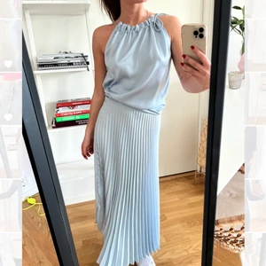 Somrigt Set från Neo Noir - Säljer den här fina somriga toppen och kjolen från Neo noir som är ett set, i väldigt fin ljusblå färg. Toppen är i M, och kjolen S. Men båda delarna passar s-m. De är i väldigt fint skick då jag endast använt vid enstaka tillfällen💙 