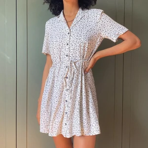 Oanvänd Urban outfitters klänning - En helt ny klänning perfekt till sommaren som jag aldrig använt och som inte längre säljs på urban outfitters. Storlek S