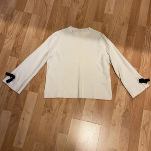 Mjuk tröja från zara, 11-12 år - Mjuk tröja från zara, 11-12 år. Svarta rosetter i ärmslut