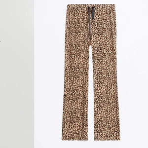 Juicy couture  - Populära mjukisbyxor från gina tricot, liknar juicy byxorna. ✨ Dom är knappt använda och i storlek XS men passar fler storlekar❤️ Har fler delar av dessa mjukis set i andra färger, köpare står för frakt!! 👍🏻📦 Kom med prisförslag!! ⚡️