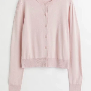 Kofta  - Säljer denna jättesöta kofta från hm som inte kommer till användning! Storlek S och superbra skick endast använd fåtal gånger. Skriv för fler bilder