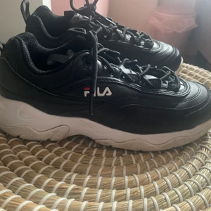 Fila skor svarta  - Fina Fila skor. Inköpta för 799 kronor. Endast använda 2 gånger. Säljes pga fel storlek.