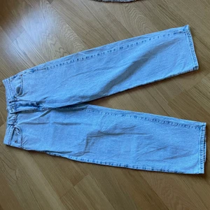 Gina tricot, perfect jeans, stl 38  - De är väldigt vida i benen men sitter bra i midjan. Inköpta förra året och använt fåtal gånger. Väldigt fint skick. 