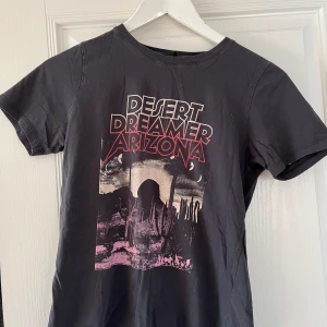 T-shirt  - Säljer denna T-shirt ifrån ginatricot. Frakten ingår inte i priset💗