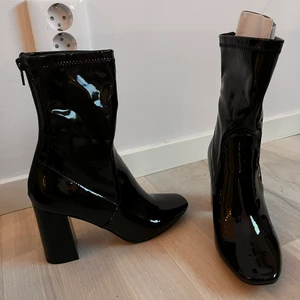 Boots i lack, 40kr, storlek 37  - Aldrig använt 
