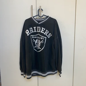 Raiders tröja - Sjukt snygg tröja från Raiders med bra passform och i bra skick. Också stor i storleken.
