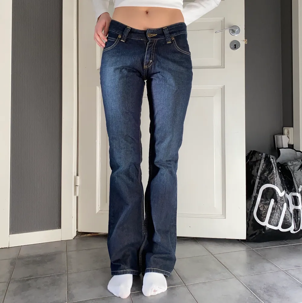 lågmidjade lee jeans i bra skick, skulle säga midjan är 24. Jeans & Byxor.