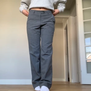Grå Kostymbyxor - Grå kostymbyxor som inte längre kommer till användning. Pris: 99kr. Köparen står för frakt❤️‍🩹. Jag är 169 cm lång.