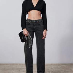 Säljer min mid waist jeans från zara som inte kommer till användning, dessa är i ett väldigt bra skick och använts nästa få gånger. Dessa köptes för 360kr i butik och säljs för 250 kr + frakt.💕☺️