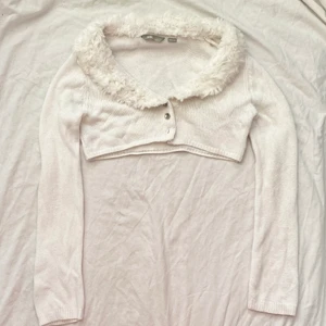 Croppad päls kofta - Söt croppad päls kofta. Bra skick förutom att en knapp och en kristall på knapp är borta. Barnstorlek 134-140 men passar XXS-S beroende på önskas passform. Köparen står för frakt. ❤️