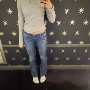 Levis Jeans Bootcut Jeans - Såååå fina bootcut jeans äkta Levis köpt second hand i paris!!! säljer då dom är lite tighta för mig. Nypris 700kr