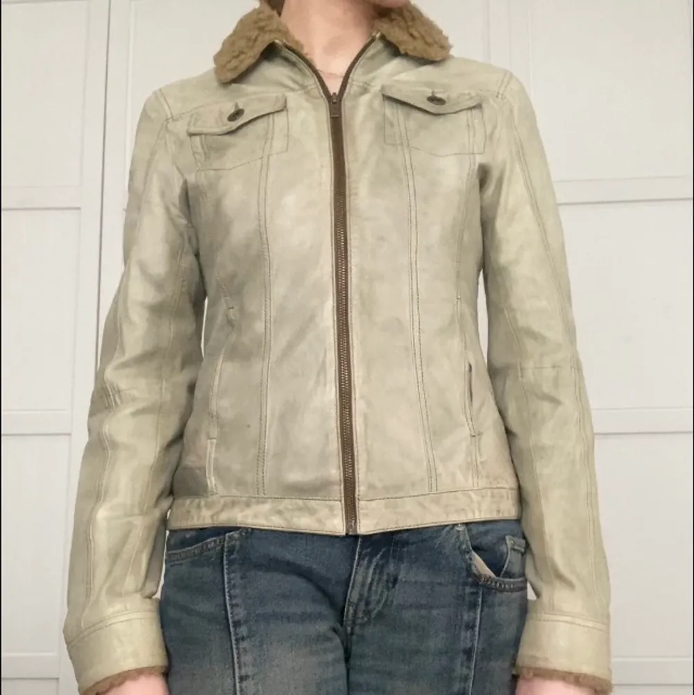 Snygg läderjacka som har en väldigt unik färg. Köpte jackan secondhand men den har blivit lite för liten för mig som har medium/large i jackor. Frakt är 66kr💕. Jackor.