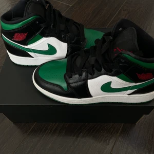 Jordan 1 mid  - Jordan 1 mids i färgen ”pine green” storlek 36. Använda 3 ggr pågrund av för liten storlek💚 Ny skick! Skriv till mig för mer info och fler bilder. Orginallådan följer självfallet med. Pris kan diskuteras vid snabb affär (du betalar frakt:))