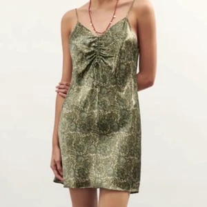 Klänning från zara - Grön klänning från zara, aldrig använd, endast testad. Storlek s, prislapp kvar. Säljer för 200kr plus frakt. Siden material. Pga många intresserade, budgivning fram till söndag