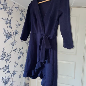 Marinblå figursydd - Marinblå med snörning i midjan