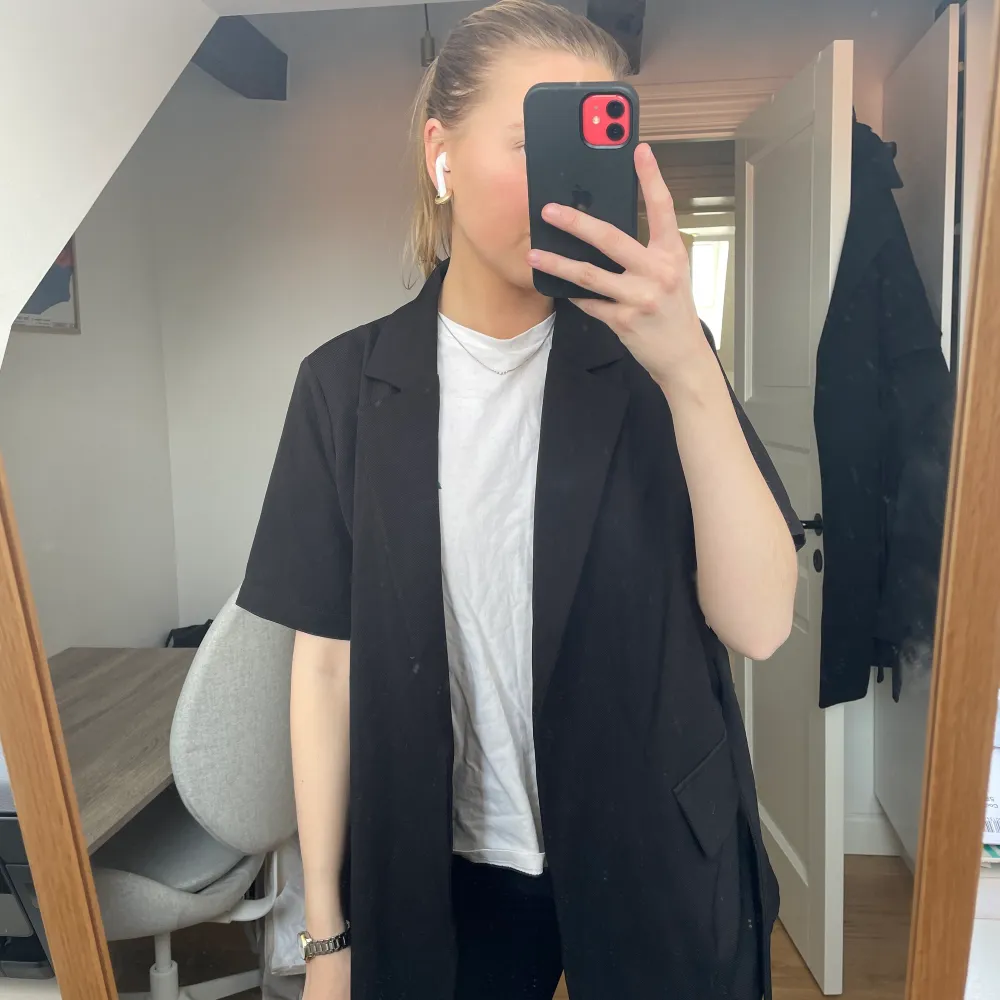 Väst köpt på Neo noir, aldrig använd! Köpte för ca 700, säljer för 300. Neuletakit & Villapaidat.