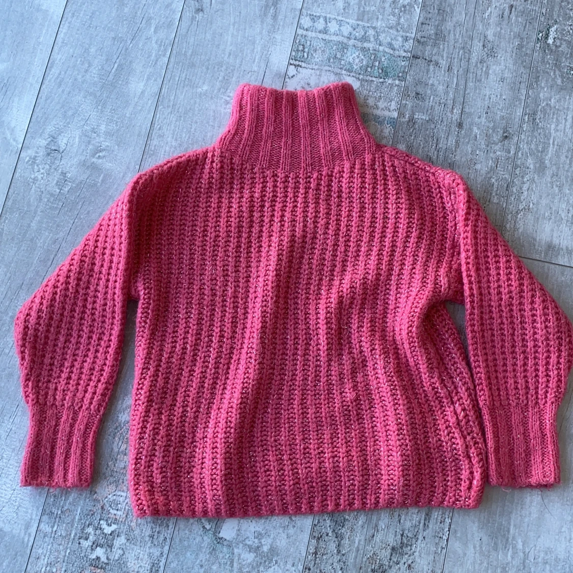 Rosastickad glittrig tröja med krage - 91