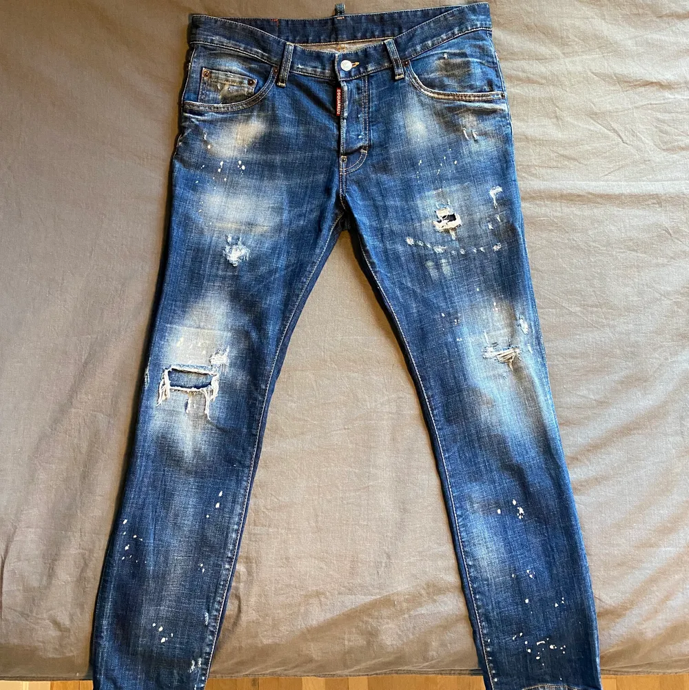 Ett par Dsquared2 ”Skater” jeans i mycket bra skick. Varsamt använda så de är som nya. Säljes då de är för små för mig. Köpta för 3585 kr. Jeans & Byxor.