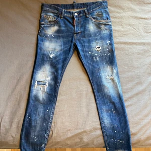 Dsquared2 jeans - Ett par Dsquared2 ”Skater” jeans i mycket bra skick. Varsamt använda så de är som nya. Säljes då de är för små för mig. Köpta för 3585 kr