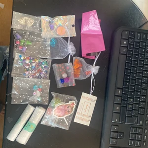 Small bussnis över 1 kg  - Material, smycken tillverkning och pack material! 250 kr ink frakt! Hör av er ifall ni är inteserade. Packet sickas genom PostNord 