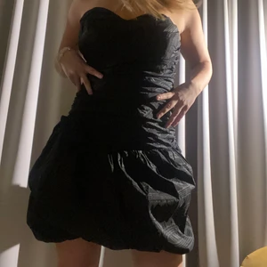 Majeliknande klänning - Säljer en as snygg majeliknande klänning med en as najs passform. Super stretchig så passar alla storlekat med en najs kjol. 