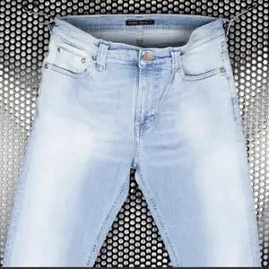 Helt ny Nudie jeans   Modell: High kai Tvätt: Light bleached indigo  Storelek w30-L32 Midja 40 cm x2 Längd :105 cm   Strech Slim fit  88,5% Bomull,8,5 %Polyester 2% Elastain