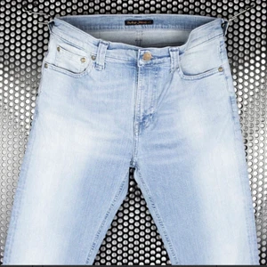 Helt ny Nudie jeans W 30 L32 - Helt ny Nudie jeans   Modell: High kai Tvätt: Light bleached indigo  Storelek w30-L32 Midja 40 cm x2 Längd :105 cm   Strech Slim fit  88,5% Bomull,8,5 %Polyester 2% Elastain