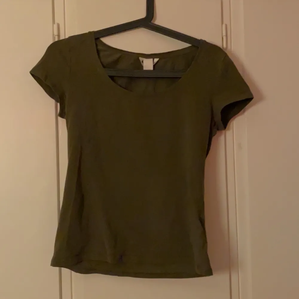 En t-shirt från hm som jag köpte till en undklädning. Den är militär grön och man ser bäst vilken färg de är på bild 2. Den är i storlek s och inte använd så mycket alls. T-shirts.