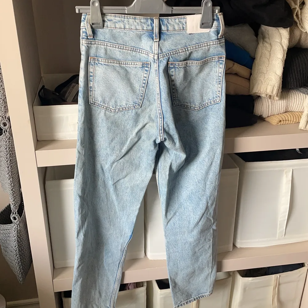 Byxor från weekday i modellen lash, storleken är W25 L28, används sparsamt men inte använda på något år nu. 100 kronor . Jeans & Byxor.