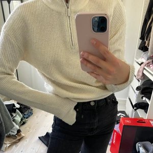 Stickad tröja med halfzip  - Stickad tröja från Bik bok med halfzip dragkedja 