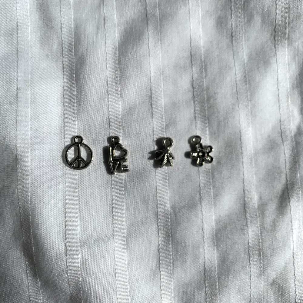 supersöta örhänges- charms!  5kr styck, alla 4 för 15.  motiv: peace tecken, love (l❤️ve), växt, blomma.  skick: oanvända, men nött skick. 7/10. Accessoarer.