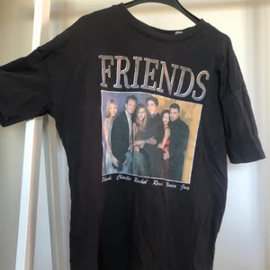  Oversized Friends T-shirt  - Friends t-shirt i storlek xs men är väldigt stor så den skulle nog också passa upp till storlek M. Bra material och bara använd ett par gånger. Priset kan diskuteras.