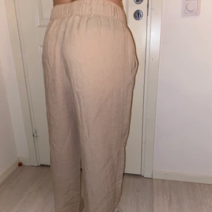 Linnebyxor från HM - Säljer mina linnebyxor från HM i storlek m/38 som jag har köpt här på plick men aldrig har använt eftersom jag har ett par nästan likadana! Passar även s/36 också eftersom man kan justera i midjan! Kom privat vid frågor och funderingar, priset kan alltid diskuteras! Supersköna och perfekta till slutet av våren/på sommaren! Sista bilden är hur de ser ut i dagsljus!