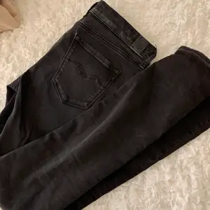 Svarta lågmidjade jeans som inte kommer till användning! Fint skick!