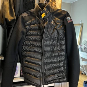 Nya parajumper jacka - Köpt för kanske en månad sen men inte använd så mycket köpt för 3000kr