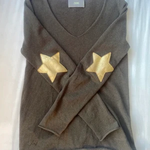 Zadig tröja  - ‼️Intressekoll‼️ på min fina Zadig tröja i Cashmere! I storlek S. Också köpt här på plick. Bilderna är lånade av tjejen ja köpte tröjan av! Lägger ut annonsen pga att ja är lite osäker på om tröjan passar mig eller inte. Tröjan är i fint skick, den är brun/mörkbrun🤎  kom privat om du vill se fler bilder eller andra funderingar !!🙌🏼🦋💕