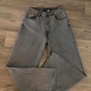 Utsvängda jeans  - Säljer dessa snygga utsvängda jeans, dem är aldrig använda då jag inte tycker att jag passar i blåa jeans 